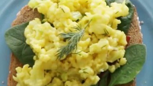 ODLIČAN PRILOG ILI OBROK ZA SEBE: Salata sa karfiolom i jajima ODLIČAN PRILOG ILI OBROK ZA SEBE: Salata sa karfiolom i jajima