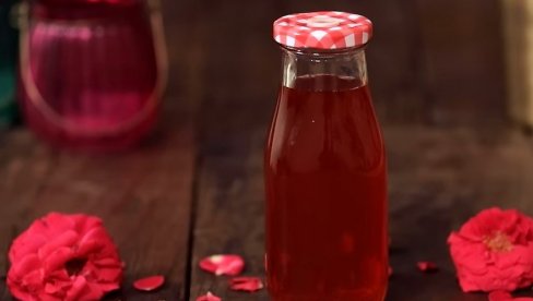 DIVNOG MIRISA I JOŠ BOLJEG UKUSA: Domaći sok od ruže (VIDEO) DIVNOG MIRISA I JOŠ BOLJEG UKUSA: Domaći sok od ruže (VIDEO)