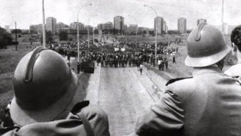 SUDAR BESPREKORNOG REDA I MLADOG MRAČNOG SVETA: Nikad nijedan političar ne vidi ništa loše u gomili, ako se nije okupila protiv njega SUDAR BESPREKORNOG REDA I MLADOG MRAČNOG SVETA: Nikad nijedan političar ne vidi ništa loše u gomili, ako se nije okupila protiv njega