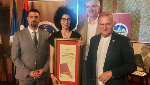 POEZIJA KOJA LEČI: Jeleni Radovanović u Vršcu uručena prestižna nagrada „Vasko Popa“ POEZIJA KOJA LEČI: Jeleni Radovanović u Vršcu uručena prestižna nagrada „Vasko Popa“