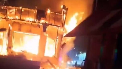 NAPADNUT LOGISTIČKI CENTAR U LUGANSKU: Ukrajinci izveli masovan napad dronovima, gori ruska oprema (VIDEO) NAPADNUT LOGISTIČKI CENTAR U LUGANSKU: Ukrajinci izveli masovan napad dronovima, gori ruska oprema (VIDEO)