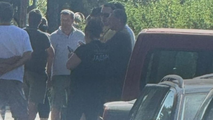 OVAKO BLOKADERI ZAMIŠLJAJU IZBORE: Pritisci, vređanje i stranačka obeležja preko puta biračkog mesta u Kosjeriću OVAKO BLOKADERI ZAMIŠLJAJU IZBORE: Pritisci, vređanje i stranačka obeležja preko puta biračkog mesta u Kosjeriću