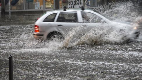 GRMLJAVINSKE OLUJE VEĆ TUTNJE SRBIJOM: Jedan grad čeka pravi potop GRMLJAVINSKE OLUJE VEĆ TUTNJE SRBIJOM: Jedan grad čeka pravi potop