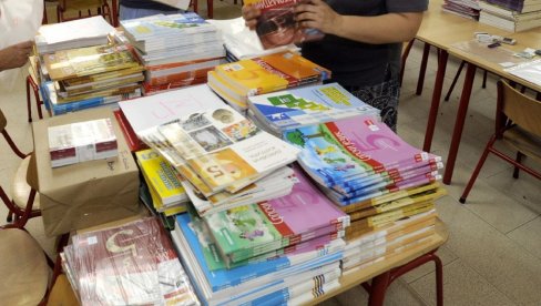 KOMPLETI I DO 23.000 DINARA: Roditelji beogradskih učenika već kupili knjige u pretplati KOMPLETI I DO 23.000 DINARA: Roditelji beogradskih učenika već kupili knjige u pretplati