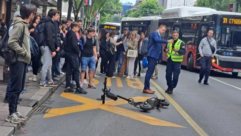 OPREZNO SA VOŽNJOM TROTINETA: Posle poslednjih nezgoda i povređenih vozača romobila, oglasio se i MUP OPREZNO SA VOŽNJOM TROTINETA: Posle poslednjih nezgoda i povređenih vozača romobila, oglasio se i MUP
