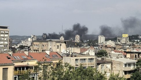 VELIKI POŽAR NA KARBURMI: Gust oblak crnog dima nadvio se Beogradom (FOTO) VELIKI POŽAR NA KARBURMI: Gust oblak crnog dima nadvio se Beogradom (FOTO)