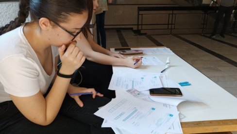 NEKI TRAŽE UPIS BEZ PRIJEMNOG: Prosvetne vlasti poručuju da će konkurs za prijem novih akademaca biti kada se završi školska godina NEKI TRAŽE UPIS BEZ PRIJEMNOG: Prosvetne vlasti poručuju da će konkurs za prijem novih akademaca biti kada se završi školska godina