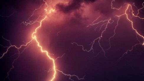 HITNO UPOZORENJE RHMZ-A: U narednih sat vremena nevreme sa grmljavinom i gradom u ovim delovima zemlje HITNO UPOZORENJE RHMZ-A: U narednih sat vremena nevreme sa grmljavinom i gradom u ovim delovima zemlje