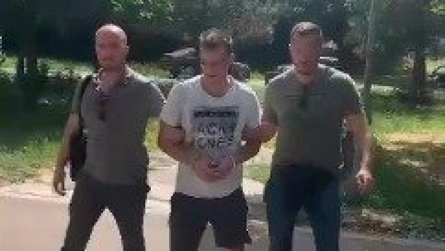 SNIMAK HAPŠENJA NAPADAČA NA MILOŠA PAVLOVIĆA: Adam Nikačević u pritvoru (VIDEO) SNIMAK HAPŠENJA NAPADAČA NA MILOŠA PAVLOVIĆA: Adam Nikačević u pritvoru (VIDEO)