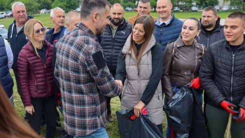 UKLONJENA DIVLJA DEPONIJA U FUTOGU: U akciji čišćenja priobalja Dunava učestvovali gradonačelnik Žarko Mićin i ministarka Sara Pavkov UKLONJENA DIVLJA DEPONIJA U FUTOGU: U akciji čišćenja priobalja Dunava učestvovali gradonačelnik Žarko Mićin i ministarka Sara Pavkov