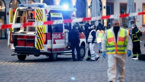 KOLIMA ULETEO U GOMILU LJUDI, MEĐU POVREĐENIMA I DETE: Dramatične scene u Nemačkoj, vozač odmah priveden KOLIMA ULETEO U GOMILU LJUDI, MEĐU POVREĐENIMA I DETE: Dramatične scene u Nemačkoj, vozač odmah priveden