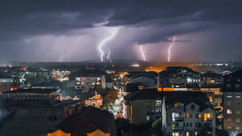 SPREMITE SE, VEČERAS STIŽE OLUJA Hitno se oglasio RHMZ: Pljuskovi sa grmljavinom mogući u ovim krajevima zemlje (FOTO) SPREMITE SE, VEČERAS STIŽE OLUJA Hitno se oglasio RHMZ: Pljuskovi sa grmljavinom mogući u ovim krajevima zemlje (FOTO)