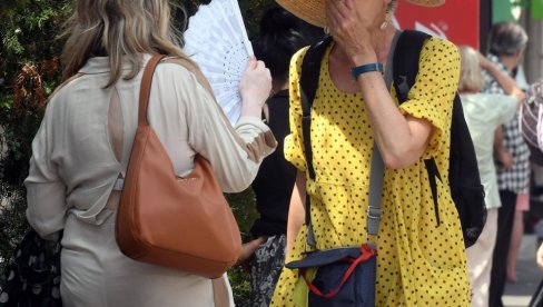 RHMZ UPALIO ALARM ZBOG JEDNE VRLO OPASNE POJAVE: U tri mesta vrednosti na ivici da postanu ekstremno visoke (MAPA) RHMZ UPALIO ALARM ZBOG JEDNE VRLO OPASNE POJAVE: U tri mesta vrednosti na ivici da postanu ekstremno visoke (MAPA)