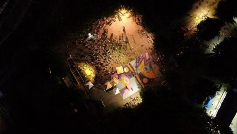 BLOKADERI PRAVE HAOS U KOSJERIĆU: Poslanici opozicije i NVO aktivisti huškaju narod usred izborne tišine (FOTO) BLOKADERI PRAVE HAOS U KOSJERIĆU: Poslanici opozicije i NVO aktivisti huškaju narod usred izborne tišine (FOTO)