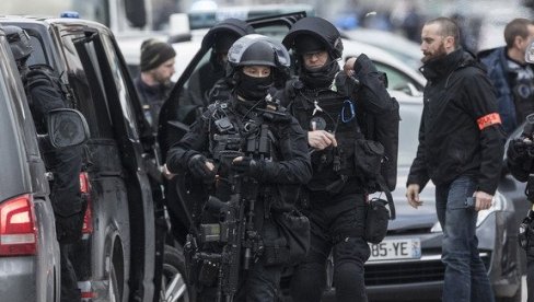 OTEO PIŠTOLJ, PA RANIJO DVOJICU POLICAJACA: Dramatične scene u Parizu, napadač nakon pucnjave prebačen u bolnicu
