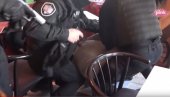 LEZI DOLE! IMAŠ LI NEŠTO NEDOZVOLJENO? Novi snimak privođenja Kajmakovića, evo kako se ponašao Aca Bosanac kada mu je policija upala u lokal!