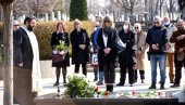 PET GODINA BEZ GAGE NIKOLIĆA: Prijatelji i kolege obeležile tužan datum na Novom groblju (FOTO/VIDEO)