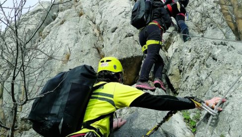 DETALJI TRAGEDIJE U HRVATSKOJ: Devojka se izdvojila iz grupe i pala u 120 metara duboku provaliju