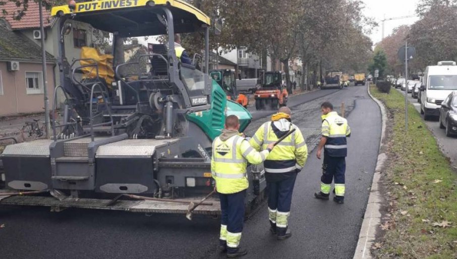 Asfaltira Se Kolovoz U Futo Koj Aktuelni Radovi Na Odr Avanju