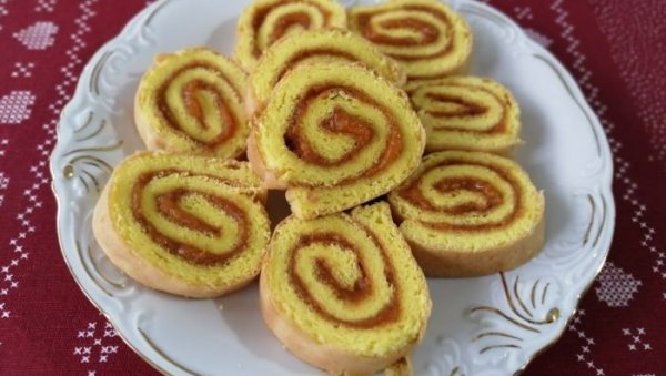 РОЛАТ СА ЏЕМОМ: Најлепши и најједноставнији колач по рецепту наших бака