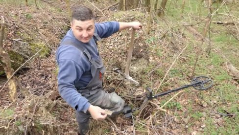 Ćosić je detektorom za metal istraživao šumu i došao do NEVEROVATNOG otkrića (VIDEO)
