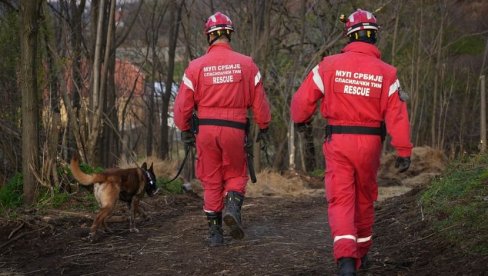 U BANJSKO POLJE NOĆAS STIGLO HITNO POJAČANJE ZBOG NESTALE DEVOJČICE: Spasilački timovi sa psom u akciji na mestu gde je nestala Danka