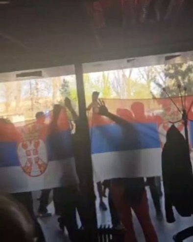 SKANDAL: Dinkovi jurišnici u pohodu na srpsku zastavu (VIDEO)