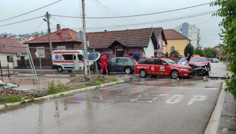 У УДЕСУ ПОВРЕЂЕНО ПЕТ ОСОБА: Саобраћајна незгода у центру Чачка