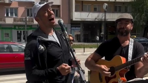 NIKOLA ROKVIĆ NA PUTU DO GRČKE ZAPEVAO SA ULIČNIM SVIRAČEM Pevač poručio: Put je uvek radosniji uz pesmu (VIDEO)