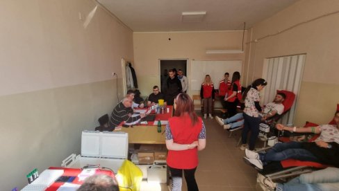 VIŠE OD 60 DAVALACA KRVI DANAS: Rekordan broj donora na akciji u Paraćinu (FOTO)