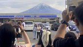 LJUTI NA TURISTE: Vlasti japanskog grada postavljaju ekran da blokiraju pogled na planinu Fudži