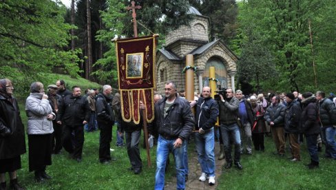 ВОШТАНИЦЕ ЗА БОЉИ РОД НА ЊИВИ: По традицији ратарске свеће донете у манастир Троношу