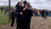 NEOPISIVA TUGA: Zagrljaj roditelja Eme Kobiljski i majke Nikole Milića (VIDEO)