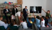 ПОКЛОНИ ЗА УСКРС: Никодијевић обишао малишане у Прихватилишту за децу и обрадовао их даровима