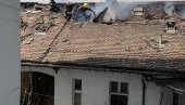 ГАШЕЊЕ ВАТРЕНЕ СТИХИЈЕ НА ДОРЋОЛУ У ТОКУ: Пожар избио на тавану зграде, на лицу места 15 ватрогасаца (ФОТО)