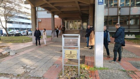 ZIDALI BEZ DOZVOLE U SURČINU: Trojica uhapšena zbog divlje gradnje, za jednim raspisana potraga ZIDALI BEZ DOZVOLE U SURČINU: Trojica uhapšena zbog divlje gradnje, za jednim raspisana potraga