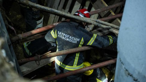 VATRA PROGUTALA DOM PORODICE U NIŠU: Roditelji i četvoro dece povređeno VATRA PROGUTALA DOM PORODICE U NIŠU: Roditelji i četvoro dece povređeno