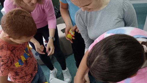 ŠKOLA IM KAO DRUGA KUĆA: Učenici iz Poljanice kod Vranja prave sok od zove ŠKOLA IM KAO DRUGA KUĆA: Učenici iz Poljanice kod Vranja prave sok od zove
