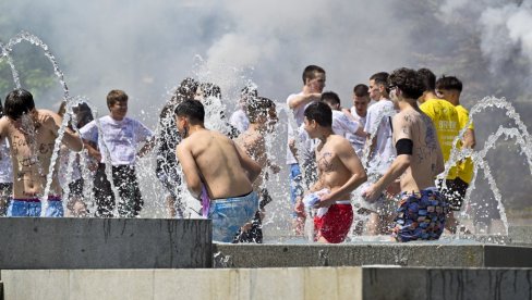 POSLE ŠKOLSKOG ZVONA - TRUBAČI, BAKLJE I KUPANJE: Osmaci završili školsku godinu, pa partijali, ali ih tek čeka mala matura (FOTO) POSLE ŠKOLSKOG ZVONA - TRUBAČI, BAKLJE I KUPANJE: Osmaci završili školsku godinu, pa partijali, ali ih tek čeka mala matura (FOTO)