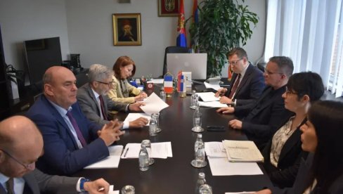 FRANCUSKI JEZIK UČI 60.000 SRPSKIH ĐAKA: Ministar prosvete Dejan Vuk Stanković sa ambasadorom Pjerom Košarom FRANCUSKI JEZIK UČI 60.000 SRPSKIH ĐAKA: Ministar prosvete Dejan Vuk Stanković sa ambasadorom Pjerom Košarom