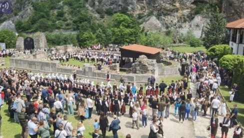 U PORTI MANASTIRA SVETIH ARHANGELA ODJEKUJE PESMA I IGRA SE KOLO: Zavet trajanja i čuvanja svega što su nam preci ostavili (VIDEO) U PORTI MANASTIRA SVETIH ARHANGELA ODJEKUJE PESMA I IGRA SE KOLO: Zavet trajanja i čuvanja svega što su nam preci ostavili (VIDEO)