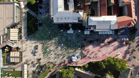 PUKLI BLOKADERI I U ŠAPCU: Tek nešto više od 3.000 ljudi na gromoglasno najavljivanom mitingu PUKLI BLOKADERI I U ŠAPCU: Tek nešto više od 3.000 ljudi na gromoglasno najavljivanom mitingu