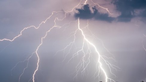 TRI DELA SRBIJE NA UDARU NEVREMENA: Oglasio se RHMZ - danas pljuskovi, grmljavina i olujni vetar TRI DELA SRBIJE NA UDARU NEVREMENA: Oglasio se RHMZ - danas pljuskovi, grmljavina i olujni vetar