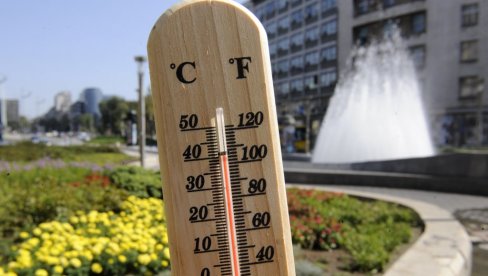 VRUĆINE NE POSUSTAJU, SUTRA POLA SRBIJE U CRVENOM: Vreme je opasno, evo kada dolazi kraj vrelim danima (FOTO) VRUĆINE NE POSUSTAJU, SUTRA POLA SRBIJE U CRVENOM: Vreme je opasno, evo kada dolazi kraj vrelim danima (FOTO)