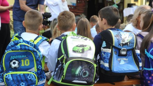 ZA DECENIJU 50.875 ĐAKA MANJE: Podaci Republičkog zavoda za statistiku ZA DECENIJU 50.875 ĐAKA MANJE: Podaci Republičkog zavoda za statistiku
