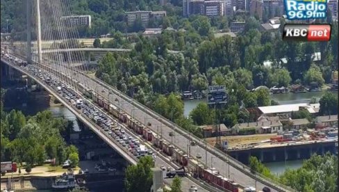 HAOS NA MOSTU NA ADI: Tramvaj ispao iz šina, saobraćaj potpuno blokiran (FOTO) HAOS NA MOSTU NA ADI: Tramvaj ispao iz šina, saobraćaj potpuno blokiran (FOTO)