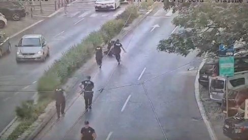 POGLEDAJTE ŠTA JE BLOKADERSKA POLITIKA: Okreneš kontejner, izbaciš smeće i bežiš kao zec - koji je smisao? (VIDEO) POGLEDAJTE ŠTA JE BLOKADERSKA POLITIKA: Okreneš kontejner, izbaciš smeće i bežiš kao zec - koji je smisao? (VIDEO)