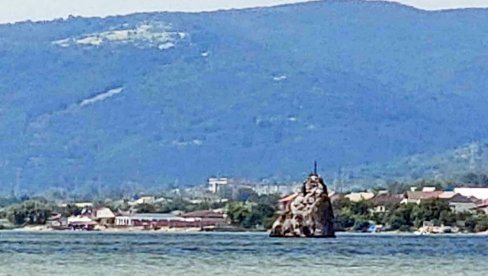 BABAKAJ – STENA NASRED DUNAVA: Neobična pojava u rumunskom delu reke, nasuprot Golubačke tvrđave, atrakcija za turiste BABAKAJ – STENA NASRED DUNAVA: Neobična pojava u rumunskom delu reke, nasuprot Golubačke tvrđave, atrakcija za turiste