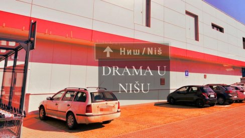 DRAMA U NIŠU: Nišlija na parkingu supermarketa našao torbicu sa 4.500$ i ključevima - preti mu kazna DRAMA U NIŠU: Nišlija na parkingu supermarketa našao torbicu sa 4.500$ i ključevima - preti mu kazna