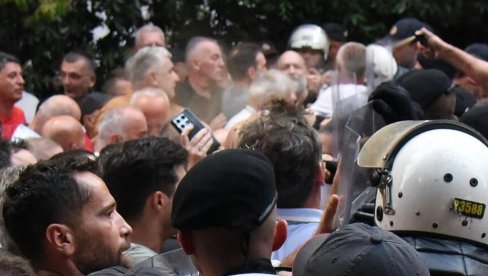 NEOKOMITE SU SIMBOLIČNO OSTALE ZAGLAVLJENE U ŠIBLJU BEOGRADSKE ULICE NEOKOMITE SU SIMBOLIČNO OSTALE ZAGLAVLJENE U ŠIBLJU BEOGRADSKE ULICE